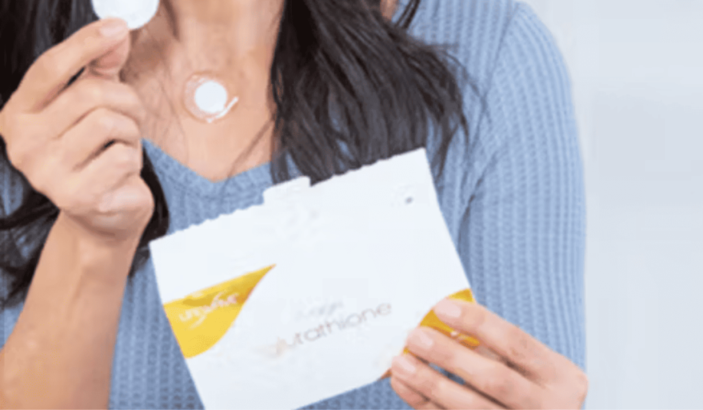 Parches LifeWave Y-Age Glutathione aplicados en zonas clave para desintoxicación
